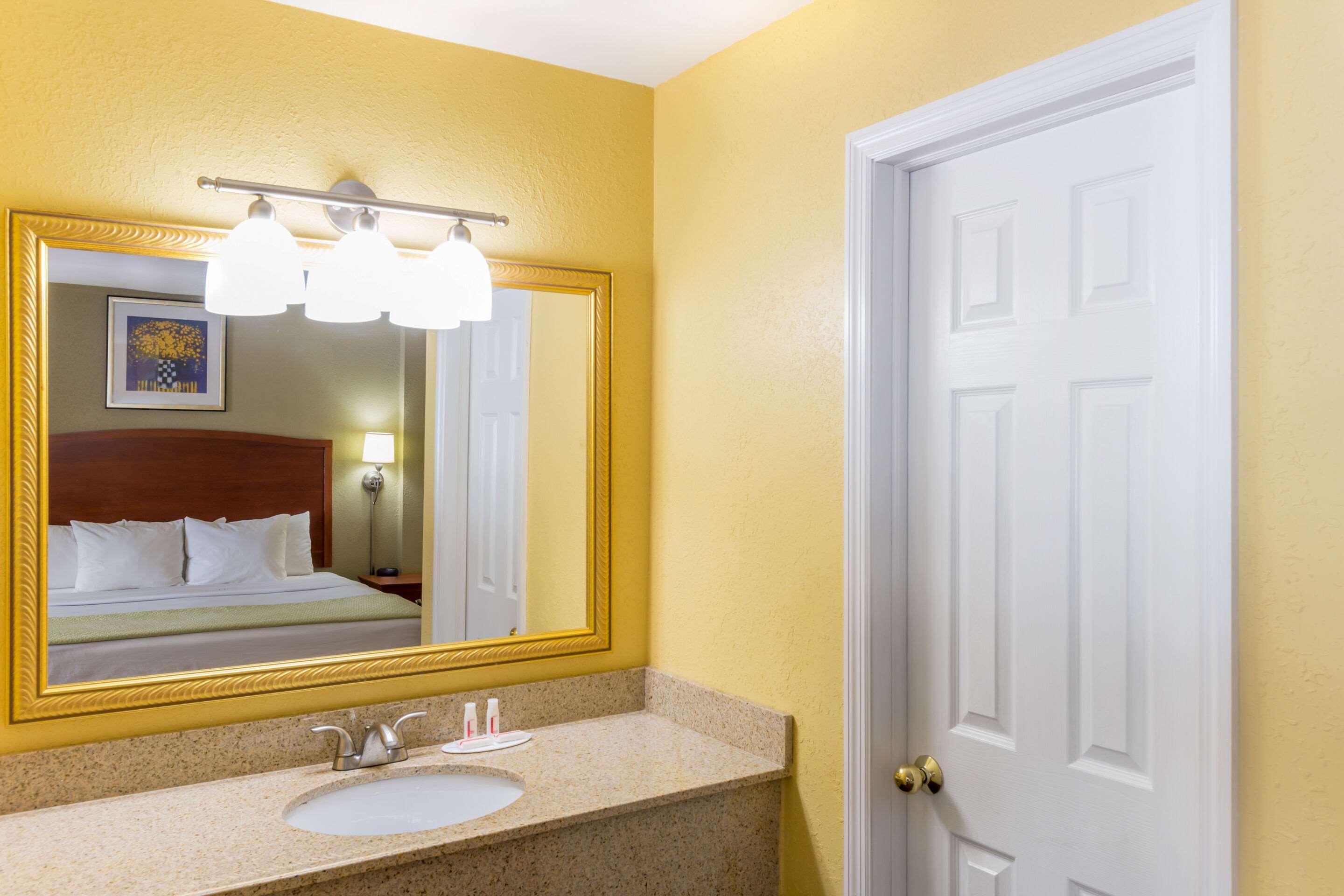 Quality Inn Poughkeepsie Exteriör bild